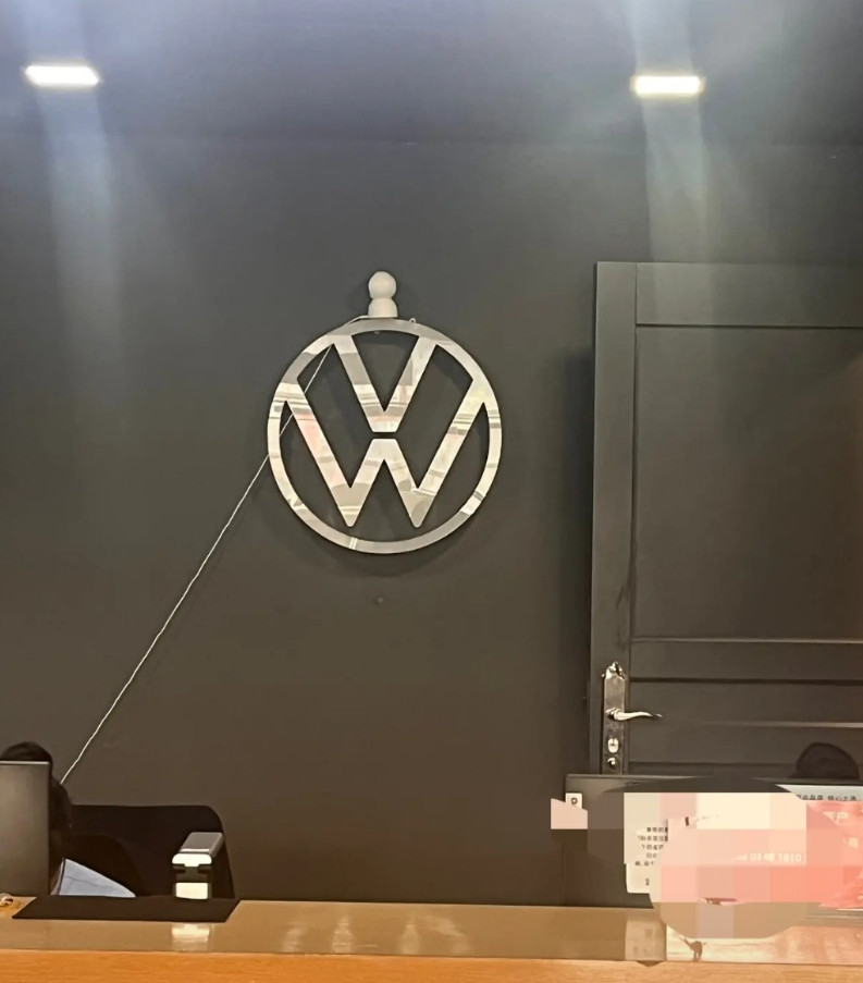 今天去定了迈腾B9，不是什么豪车，价格适中19万，抽奖砸金蛋得了个汽车儿童座椅。