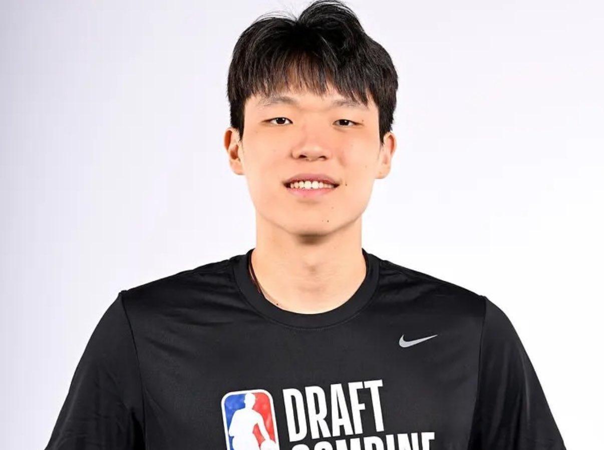 行情涨了！杨瀚森联合试训体测数据：裸足身高：2米16体重：115公斤臂展：