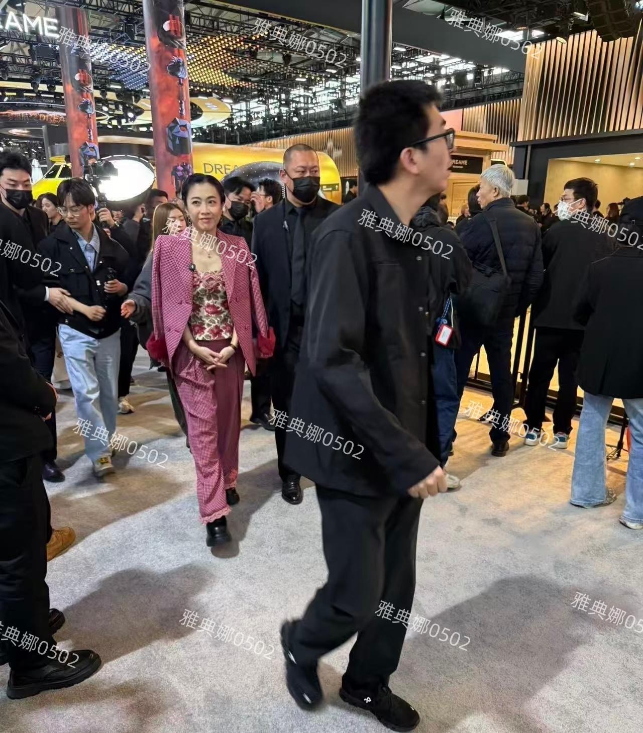 所谓的香港女首富富婆甘比本人真的好幻灭，她穿了一双很厚底的松糕鞋，感觉还不到1米
