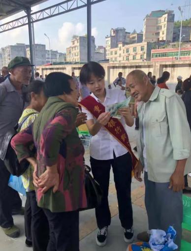 挂失？报警？重庆一女子发现银行卡被盗刷后，急中生智，立刻跑去超市刷了3块钱买袋盐