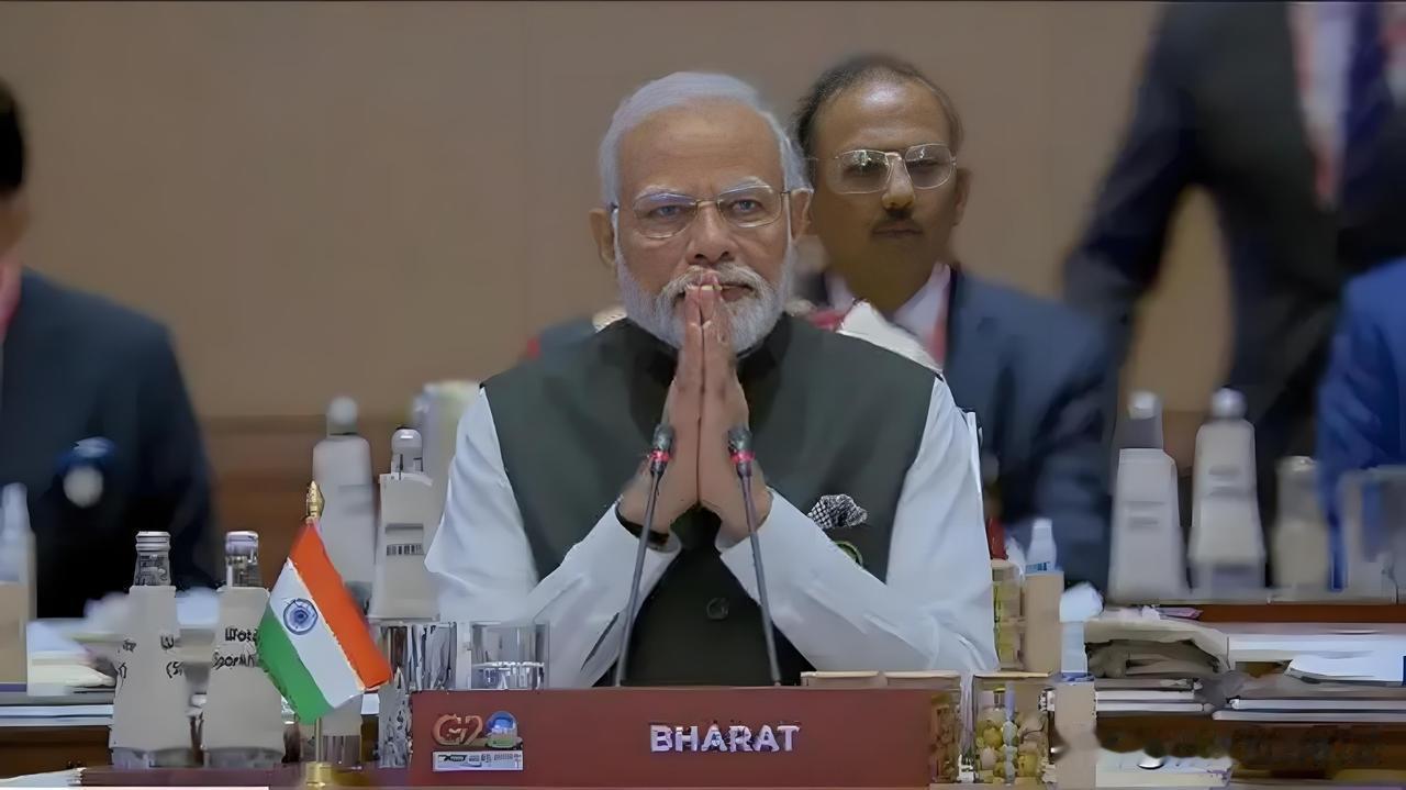 看到莫老仙开会的桌上铭牌一直是Bharat，而不是India，就好奇地查了一下。