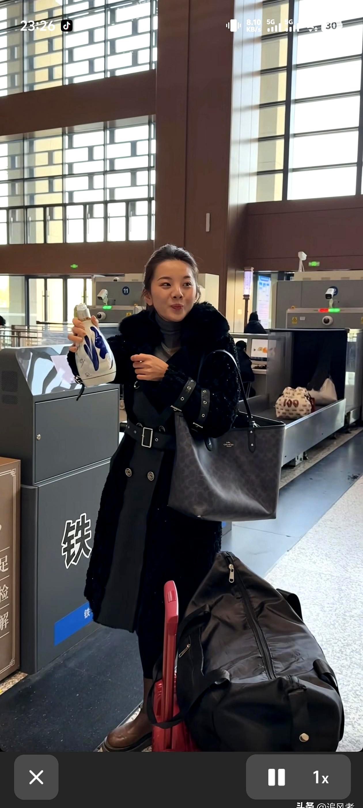 一瓶白酒超标不让上车，你猜这位姐会咋处理？高铁站最近又出新鲜事儿了，一位大姐拎