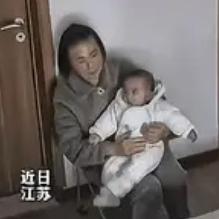 监控拍下揪心一幕！西安奶奶抱娃偷偷落泪，真相让全网瞬间破防破防了！西安，一