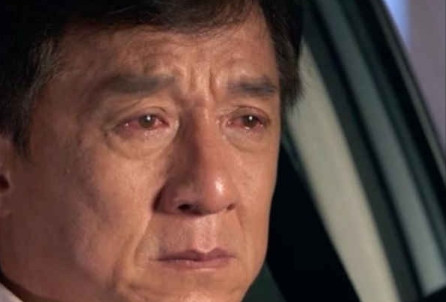 2002年，成龙在泰国拍摄电影《飞龙再生》，突然有人喊他：大哥，家里的电话。成
