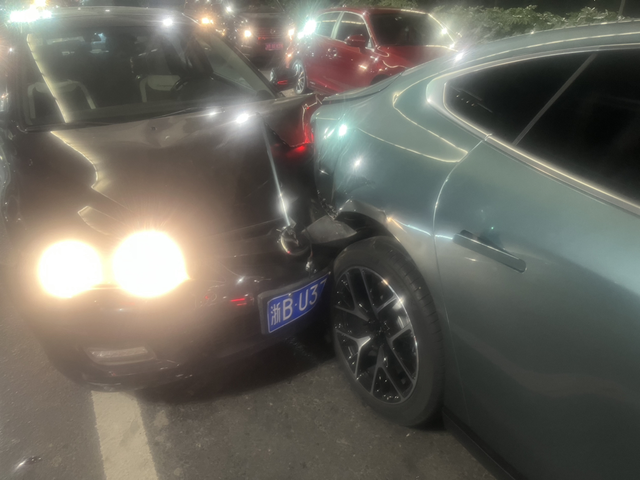 新车2月就成了事故车等红灯时，被后面女司机给撞了。一看有孩子受伤，立马拨打12