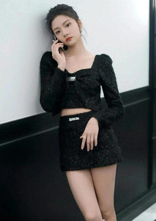 任敏身穿黑色套装裙搭配黑色长靴子，完美轻松驾驭