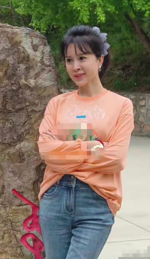 看这是哪个女明星，好像很久都没有演戏了，看这状态估计也没有哪个导演会用她，脸部好
