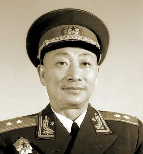1971年“九一三事件”后，空军高层一批原来受到打压的将领陆续得到平反，恢复名誉