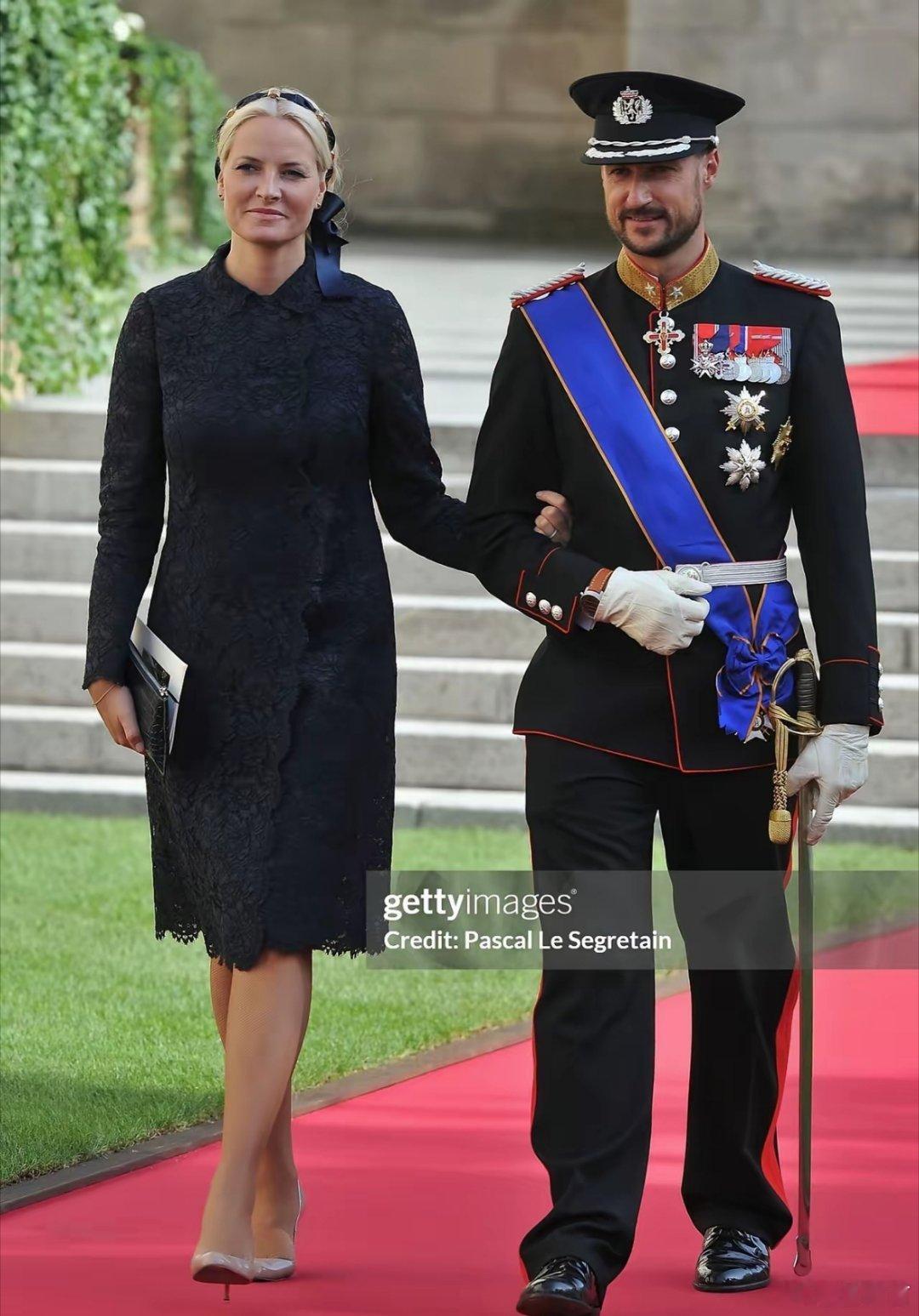 挪威王储妃就与爱泼斯坦有往来致歉爱泼斯坦案又炸出新瓜，这次直接把挪威王室拉下水，