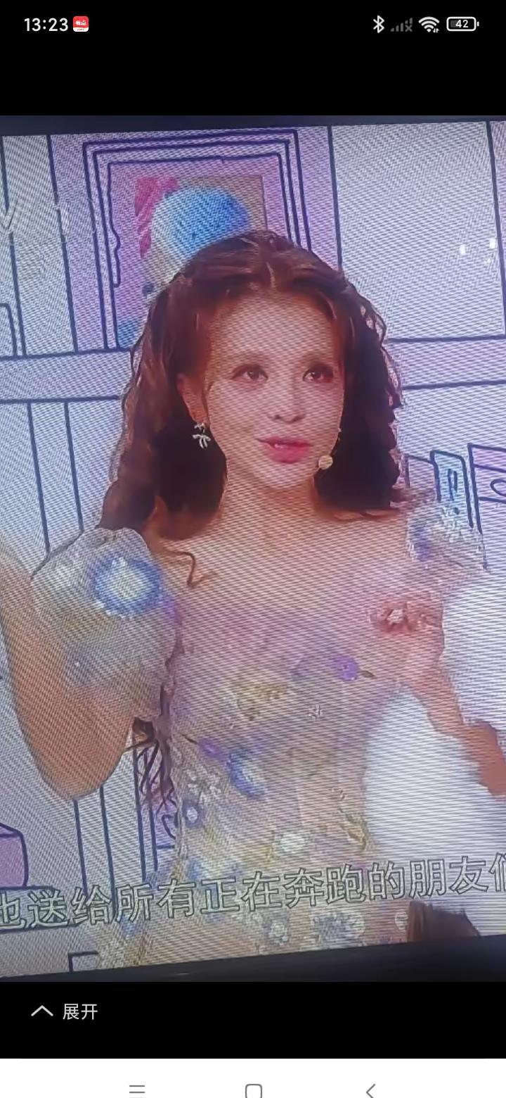 49岁穿公主裙主持比赛节目，央视审美崩坏了吗？星光大道的舞台灯光打在她蕾丝裙摆