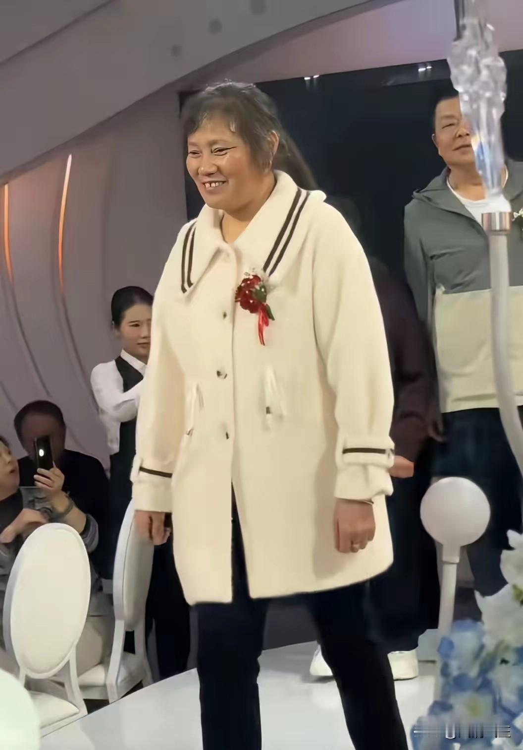 很多人吐槽孩子婚礼上父母应该穿的体面些，穿的邋遢给子女丢脸！请大家不要嫌弃他