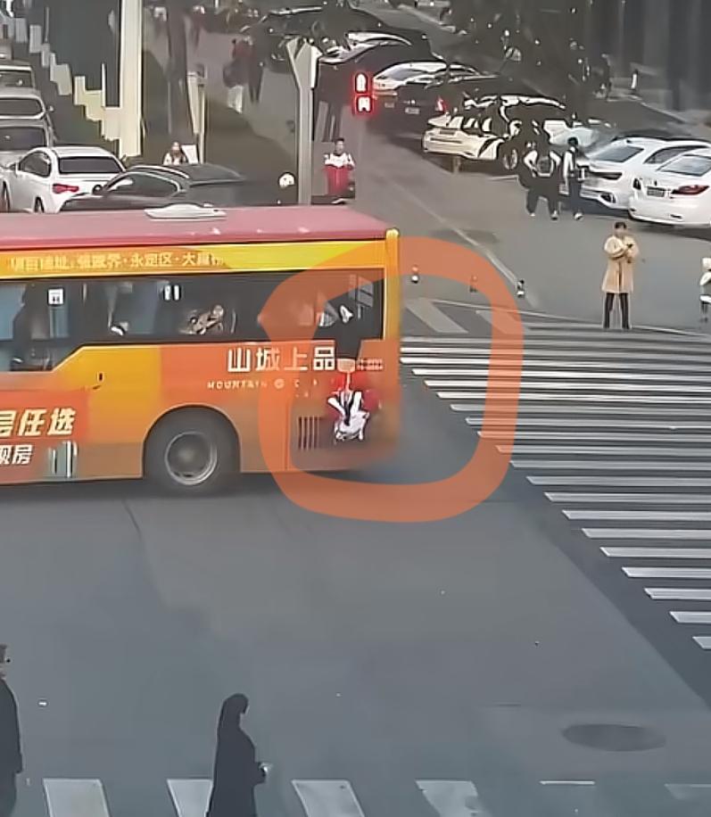 惊险一秒！最近，一位辅警下班回去的路上，一看看到一名女孩身体悬空挂在公交车窗外