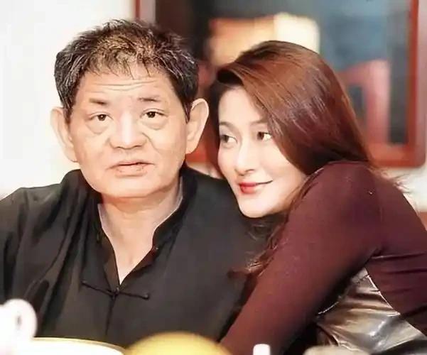 荒唐至极！有人竟坐拥100多位情妇，包养费高达上亿元，还上演9女同床的荒诞戏码。