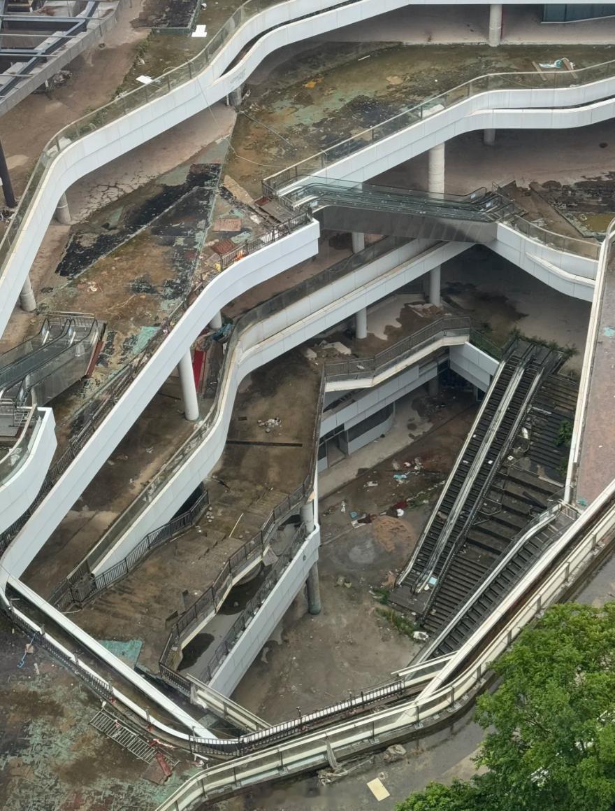 深圳蛇口华侨城新玺商业这个鬼样子，买了的业主现在都气死了，泳池也是拉胯的。之前