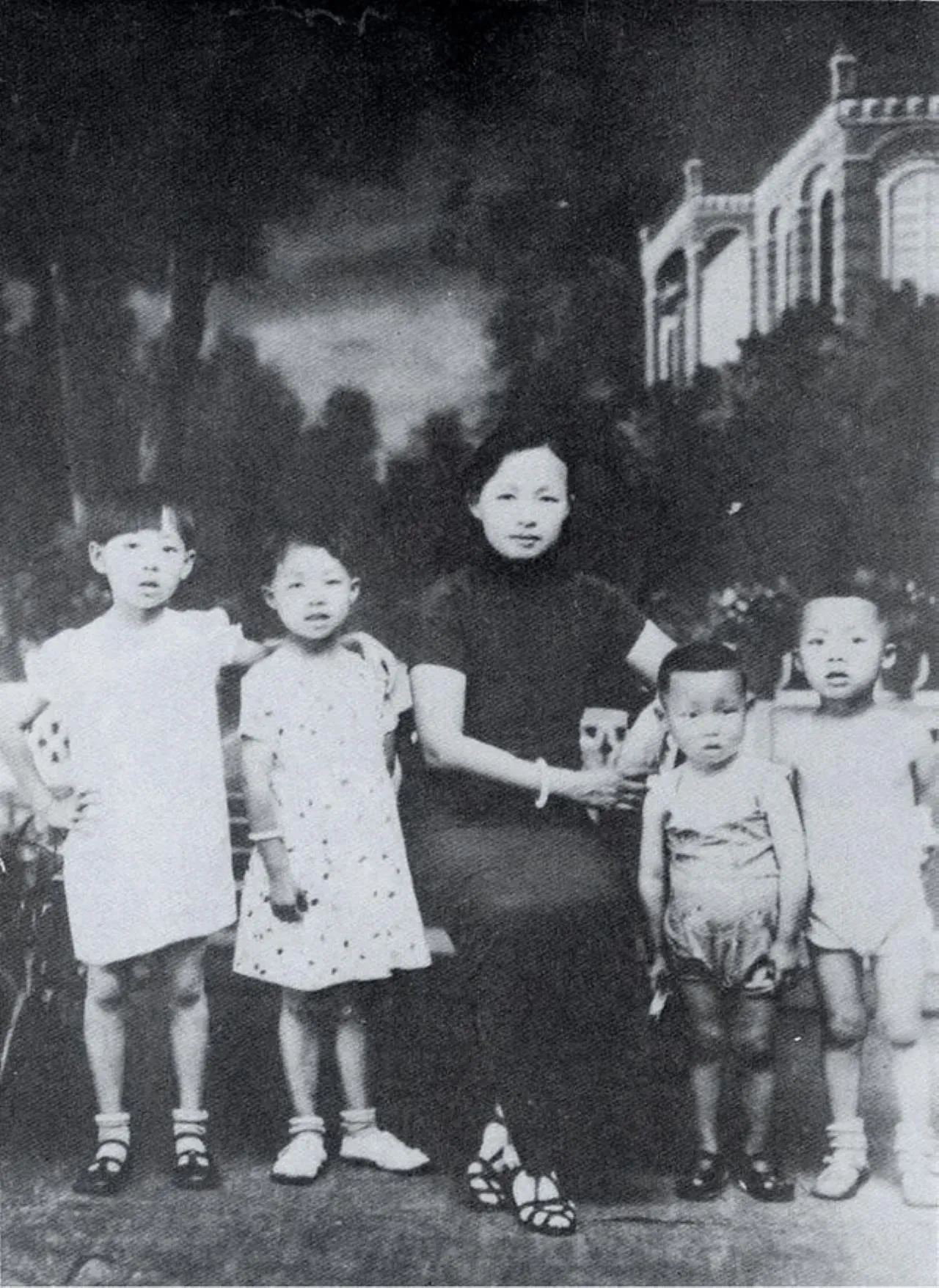 1949年，时任上海市长的陈毅，收到了抗日烈士谢晋元的妻子的信，信上要求政府一定