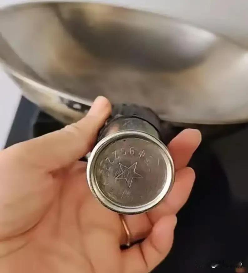 女子家有一口用了30年的不锈钢锅,炒菜不粘锅,也不生锈,喊话老板想再买一个,却发