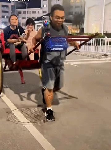 “太聪明了！”近日，广西一小伙在街头拉起了黄包车，1人10元。可让网友感到不可思
