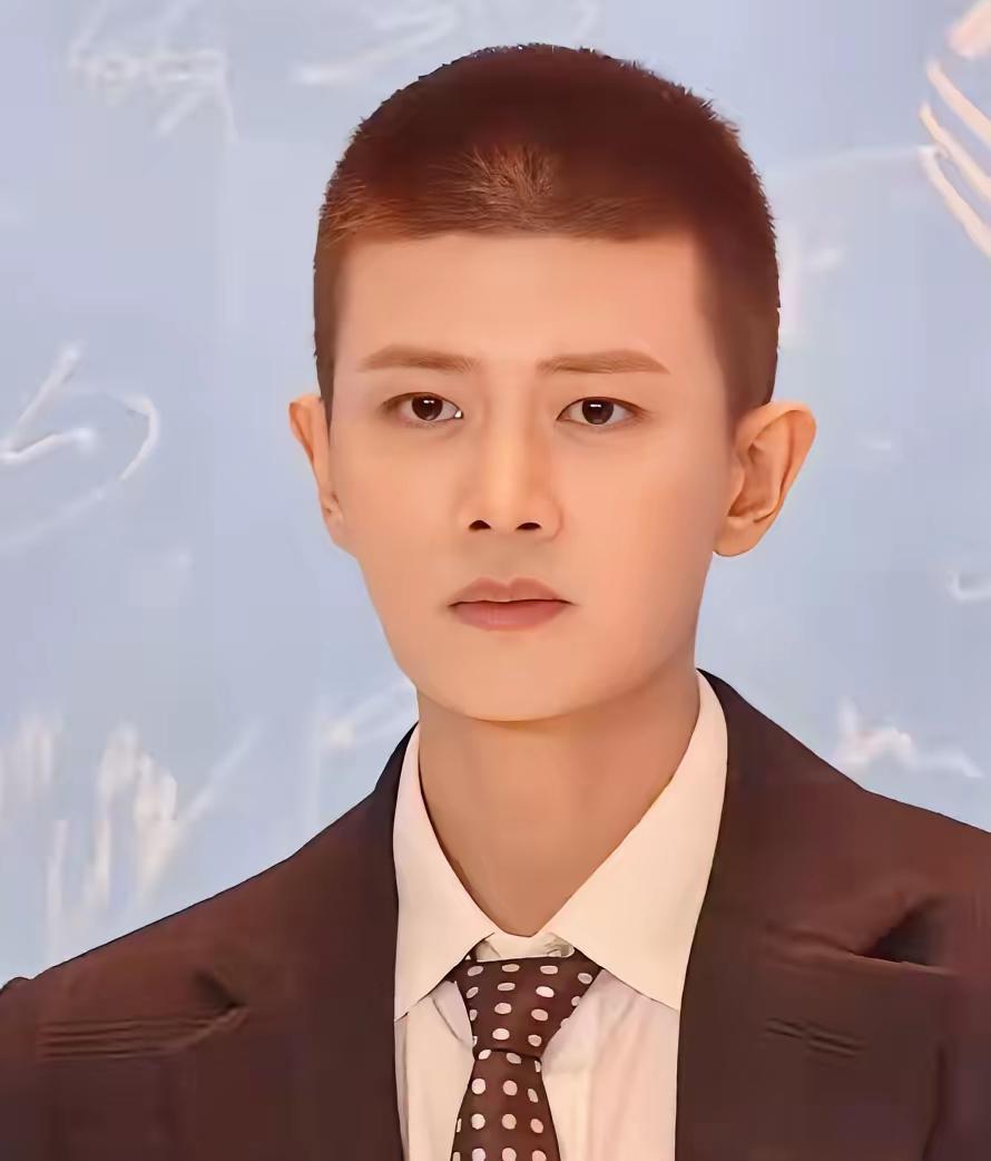 他一下子把头发剃短了。不是花里胡哨的造型。就是一个寸头，全场静了。微博两亿