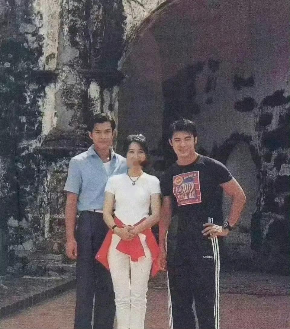 这张照片拍摄于27年前，能认出来三人的，估计都儿女绕膝了吧。​​​