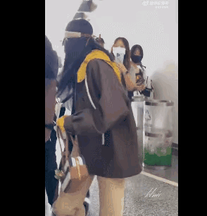 刘浩存不要踩我鞋因身后代拍或粉丝贴身过近，不慎被人踩到鞋子。她没有显露丝毫不悦