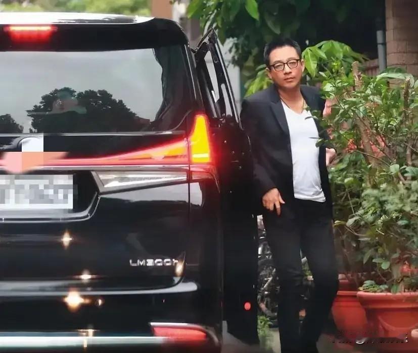 马筱梅直播透露汪小菲最新行程，原来他接孩子去旅游了，网友恍然大悟怪不得小杨阿姨直