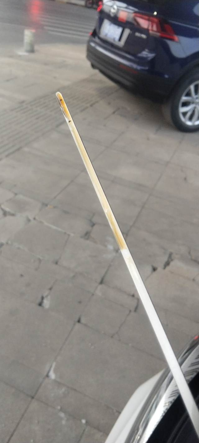 机油尺测量不出来机油自从保养以后，不管在热车的状态下还是在冷车好几天的状态下，