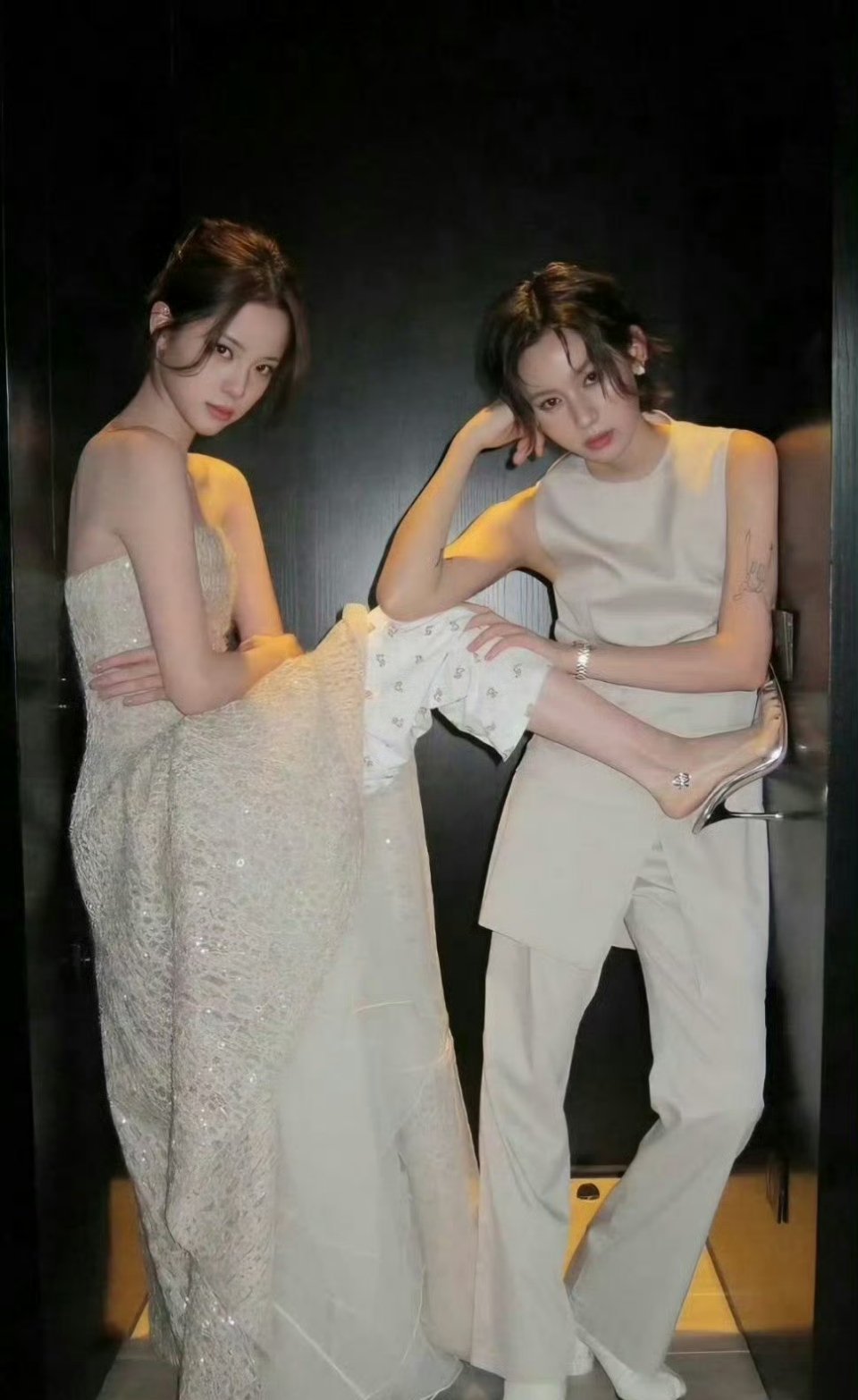 欧阳娜娜裙子里为何还要穿睡裤，不过看起来还是挺开心的
