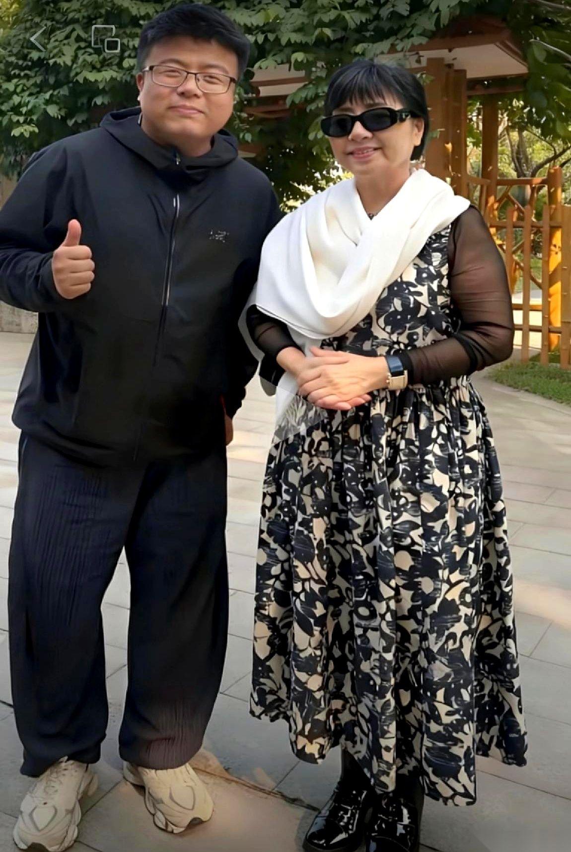 刷到殷秀梅老师的近照，我愣了半天。这状态，七十多岁了？真的假的。这身板笔挺的