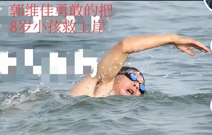 安徽省的一大家人，来到了青岛旅游，几个大人都不会游泳，竟然让一个8岁的男孩独自在