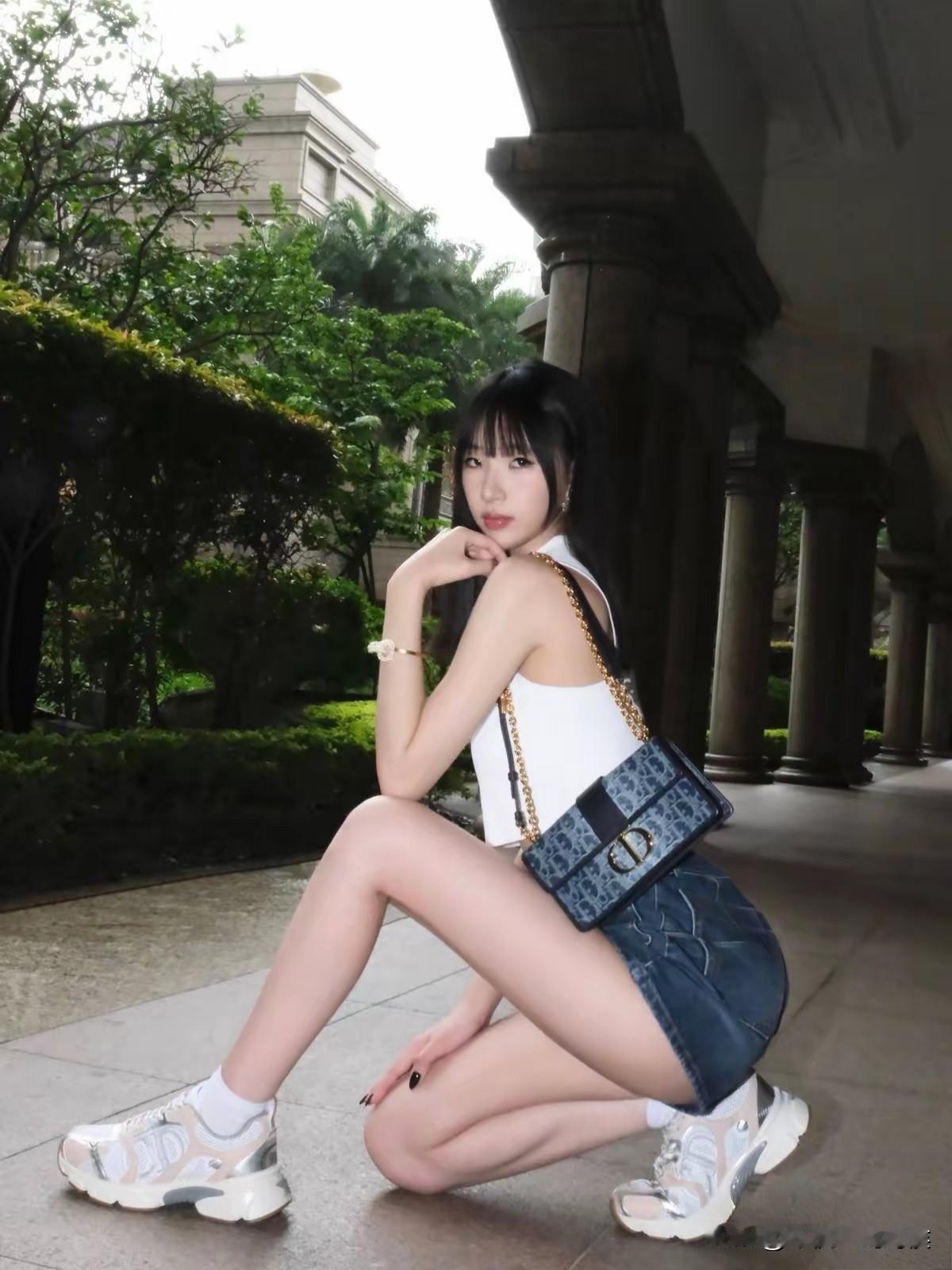 邻居家三闺女研究生毕业，去了北京某高校做研究员，跟一个马来人谈恋爱好几年，有一个