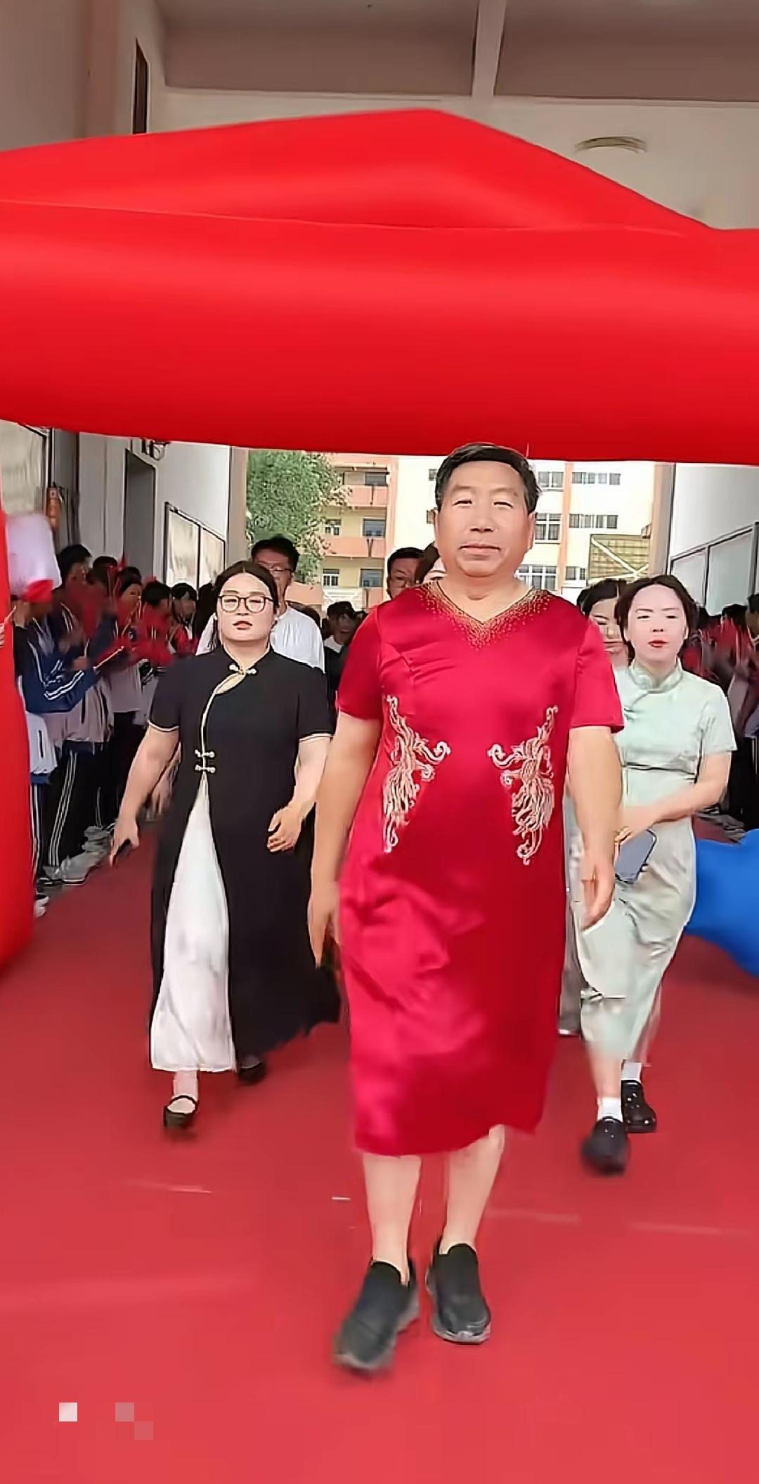中国高考“最拼校长”！自己亲自穿上大红袍，为自己学校的高考生们亲自送考！祝愿每个