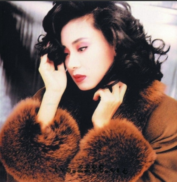 1982年，赌王何鸿燊与周大福老板郑裕彤，同时看上19岁的邝美云。何鸿燊说:“做