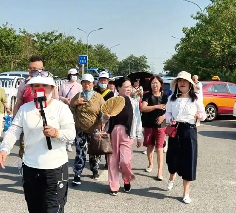 柴桑大姐今天直播谈52，他们又邀请烂果子去给他撑腰，据说现在都聚集在瓷都招开会议