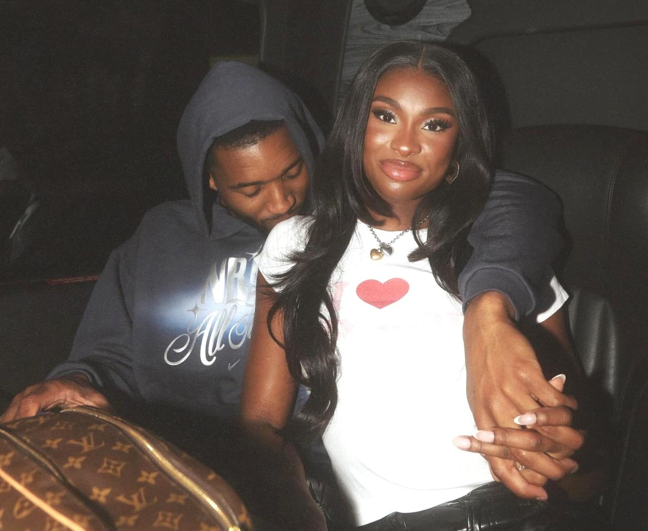 人生赢家，米切尔女朋友可可琼斯漂亮，身材丰腴。近日，骑士头号球星米切尔在社交