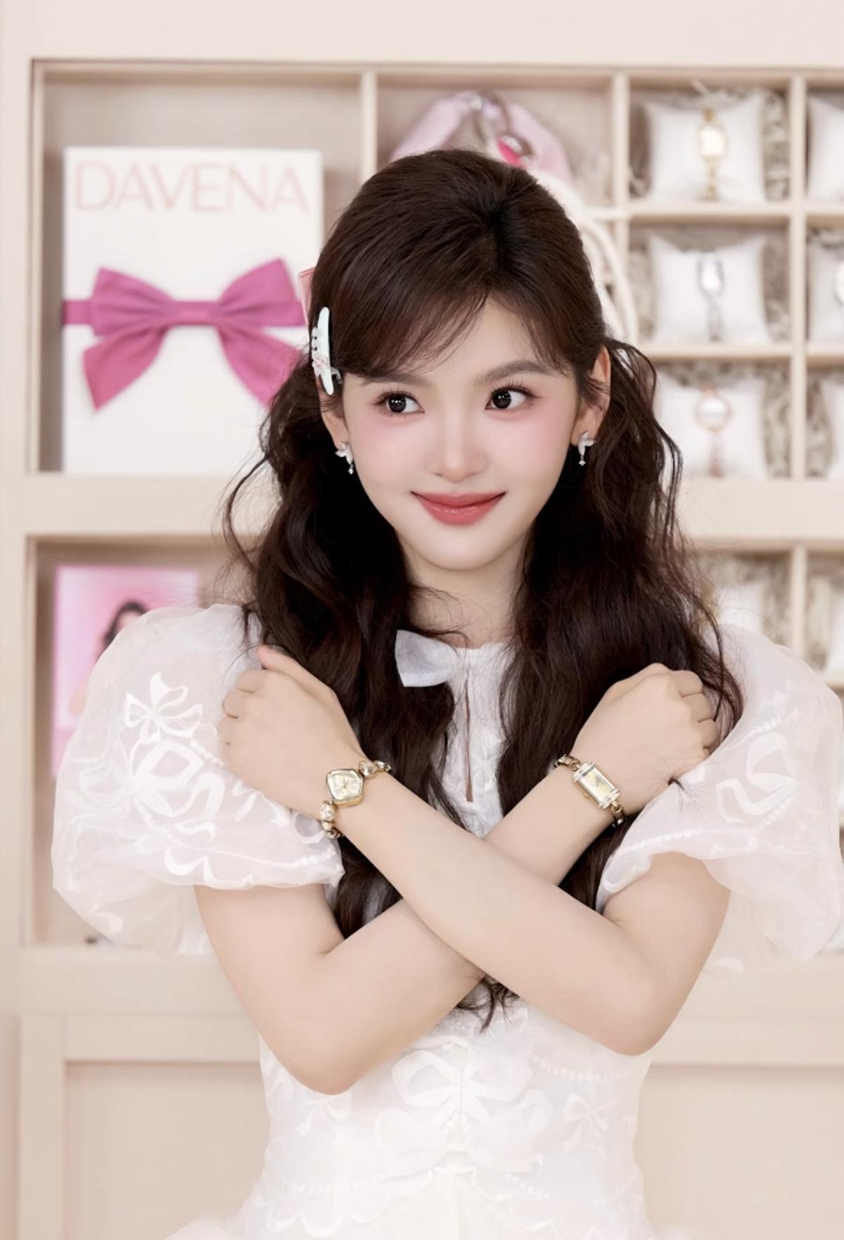 谁懂啊！章若楠的甜妹感真的自带柔光，笑起来的时候整个世界都软乎乎的[比心]娱乐明