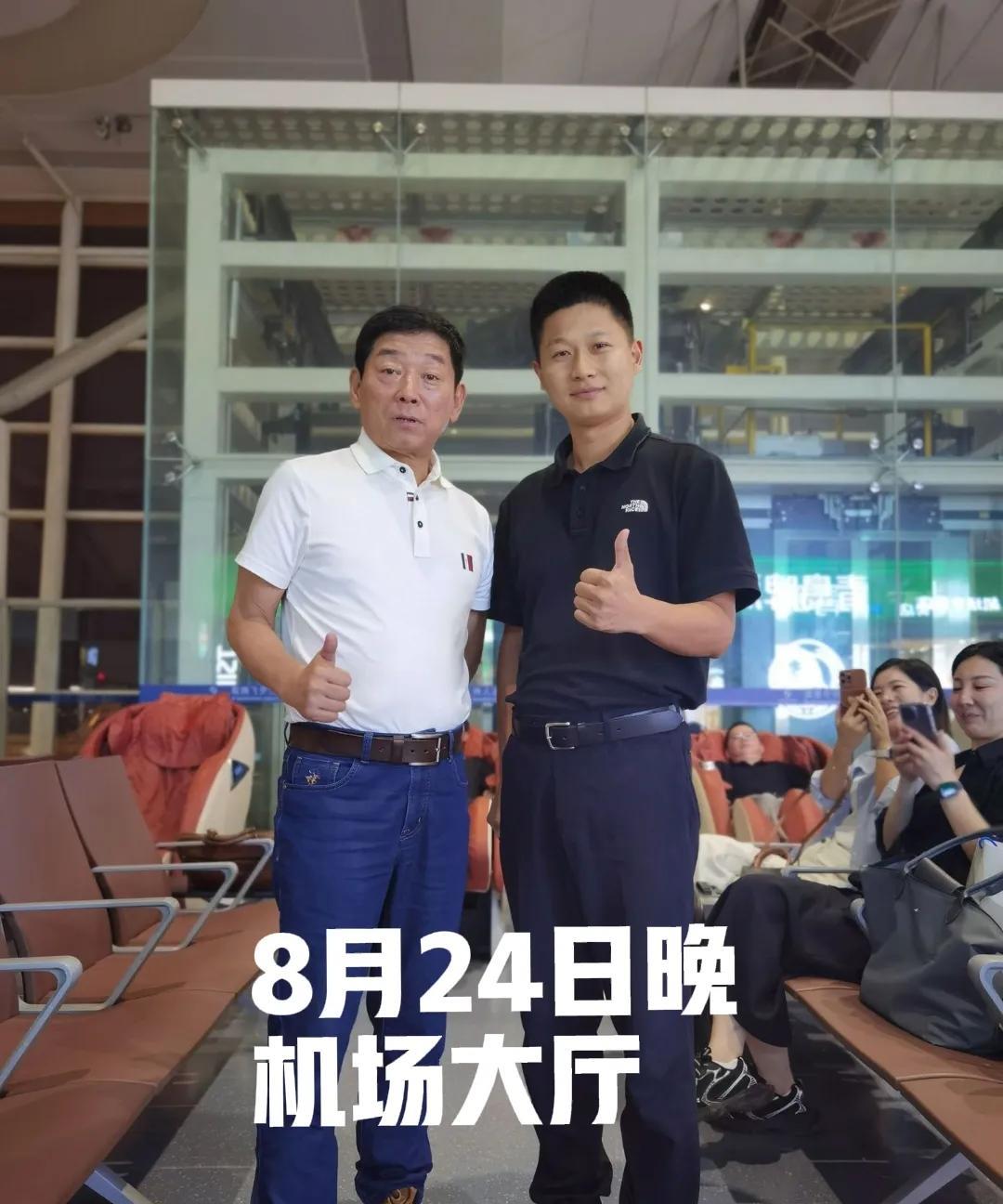 魏建军又在机场大厅被偶遇了！8月24日晚，一位河北网友发帖称，自己在某机场大厅遇