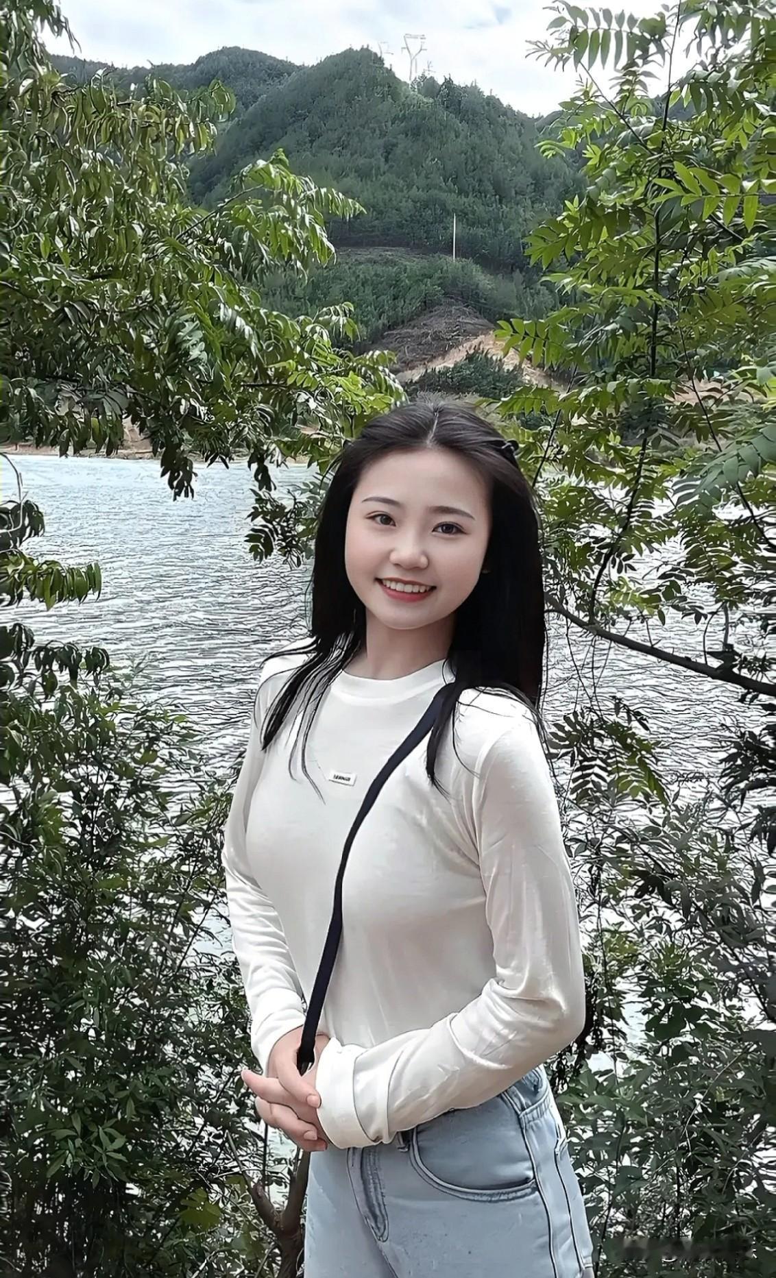 湖风轻拂，小姐姐嫣然一笑，醉倒一池秋色。🌿💙今日分享随手拍照片分享你的随手
