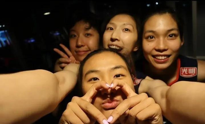 昔日女排二队队员、正在美国读大学的李雪萌发布了与吴梦洁、董禹含、庄宇珊的搞怪合影