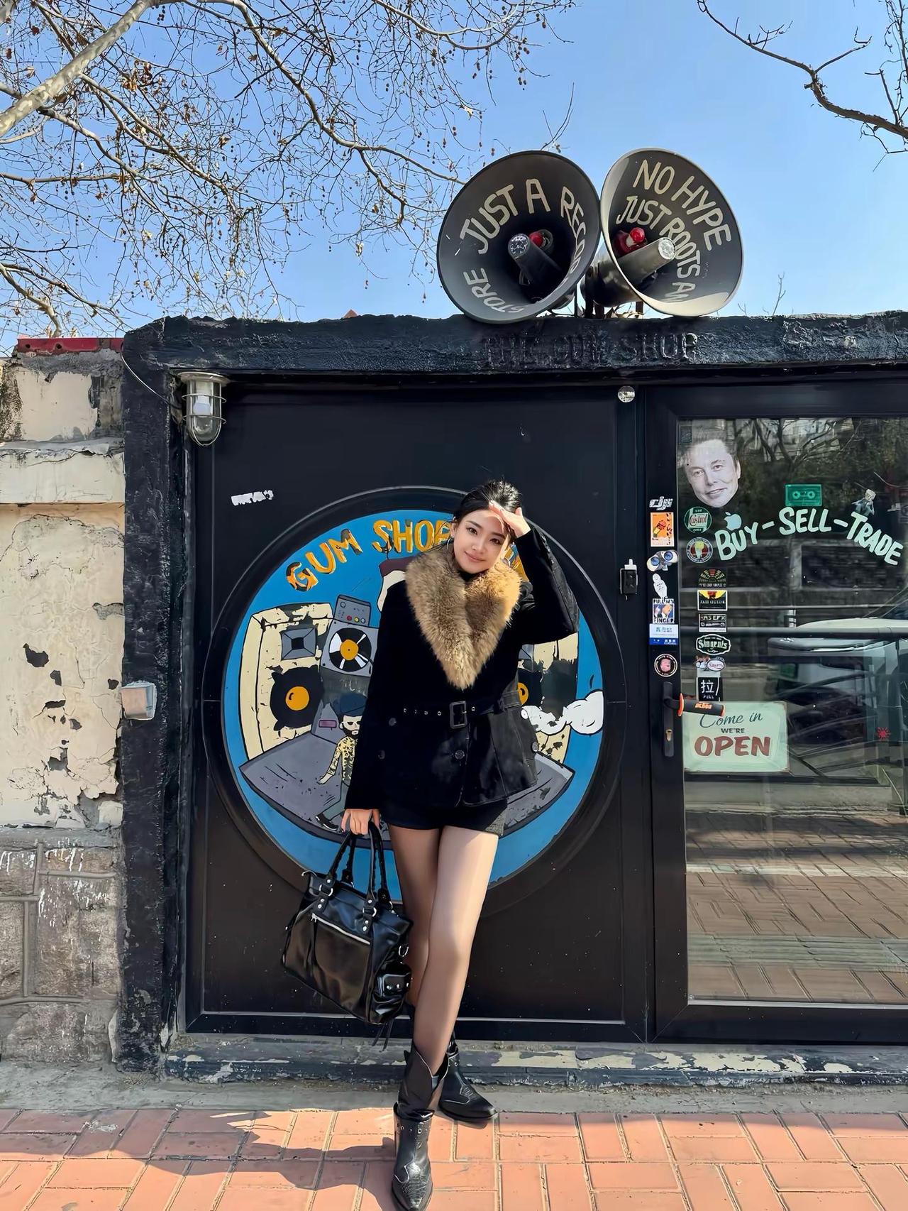 出门逛逛。辣妹穿搭韩系穿搭拍照姿势黑丝搭配