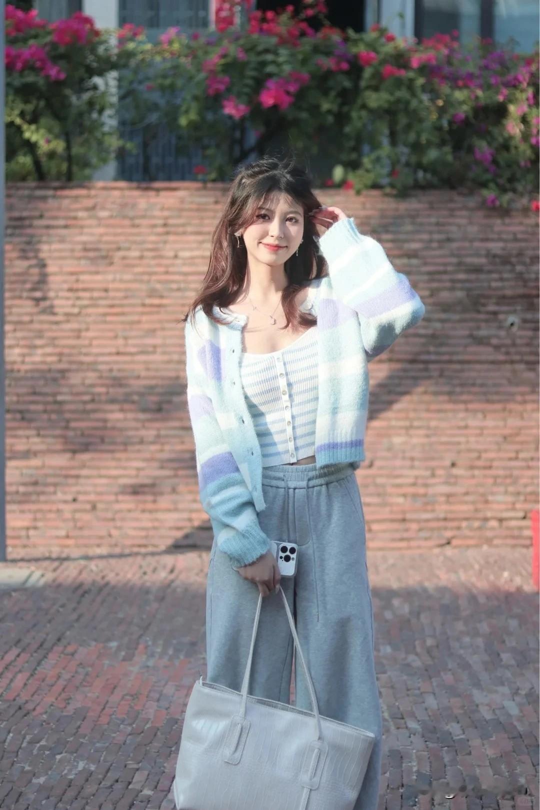 温柔早春穿搭，粉色花海中的清新少女