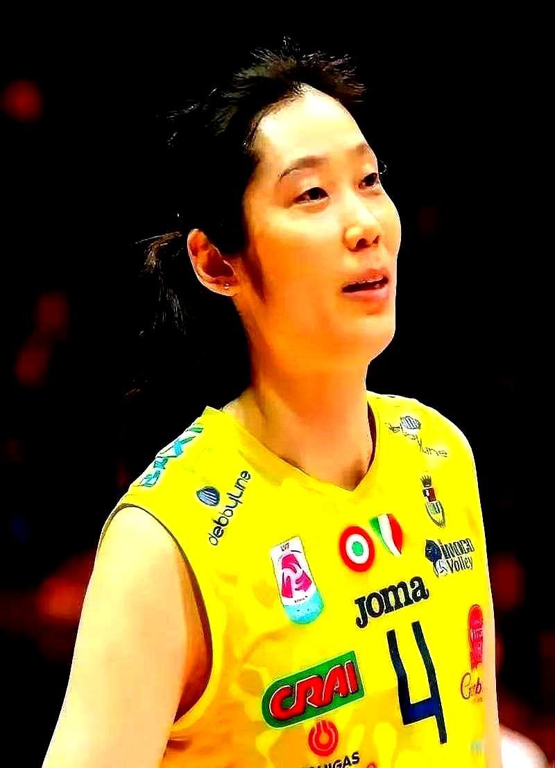 32岁，朱婷把百万欧元留在斯坎迪奇，转身去科内利亚诺。有人笑她傻，她笑他们