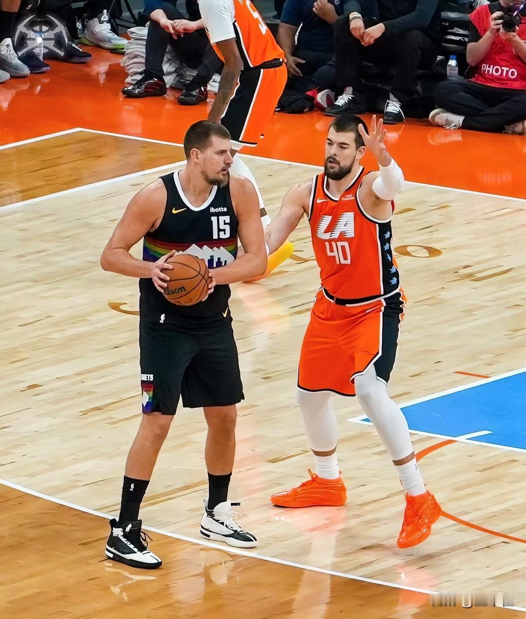 六连败！快船已经沉到“马里亚纳海沟”了！说句玩笑话，卢指导本场已经“请神接仙