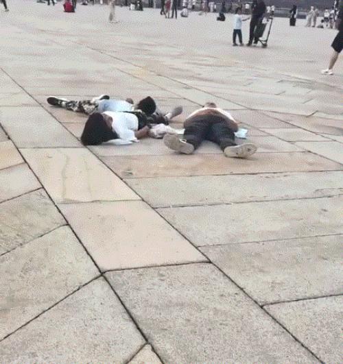 笑不活了。一家人前往天安门排队等看升国旗，不料正在进行升旗仪式时，一家人却直接躺