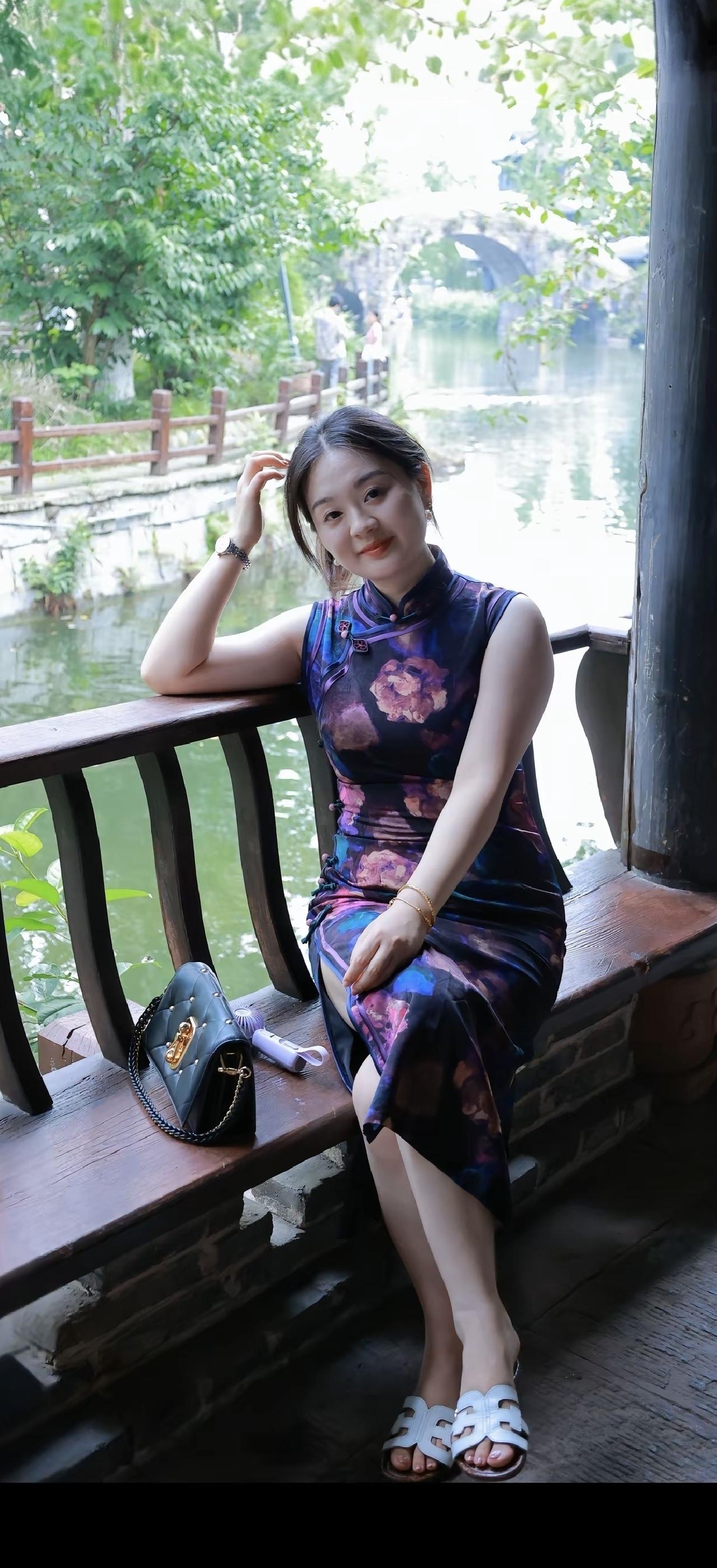 水边倚栏人，花影映秋波。