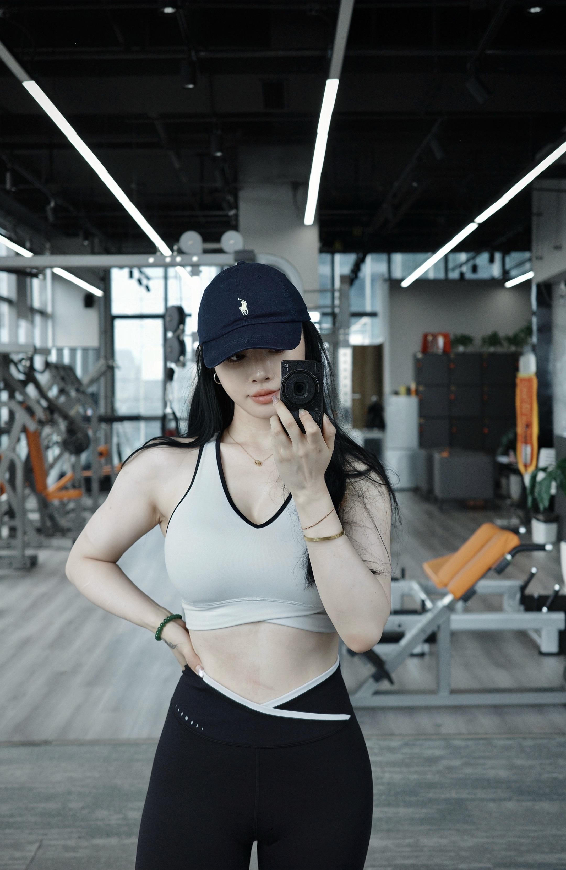 肌肉小小，说话吊吊。