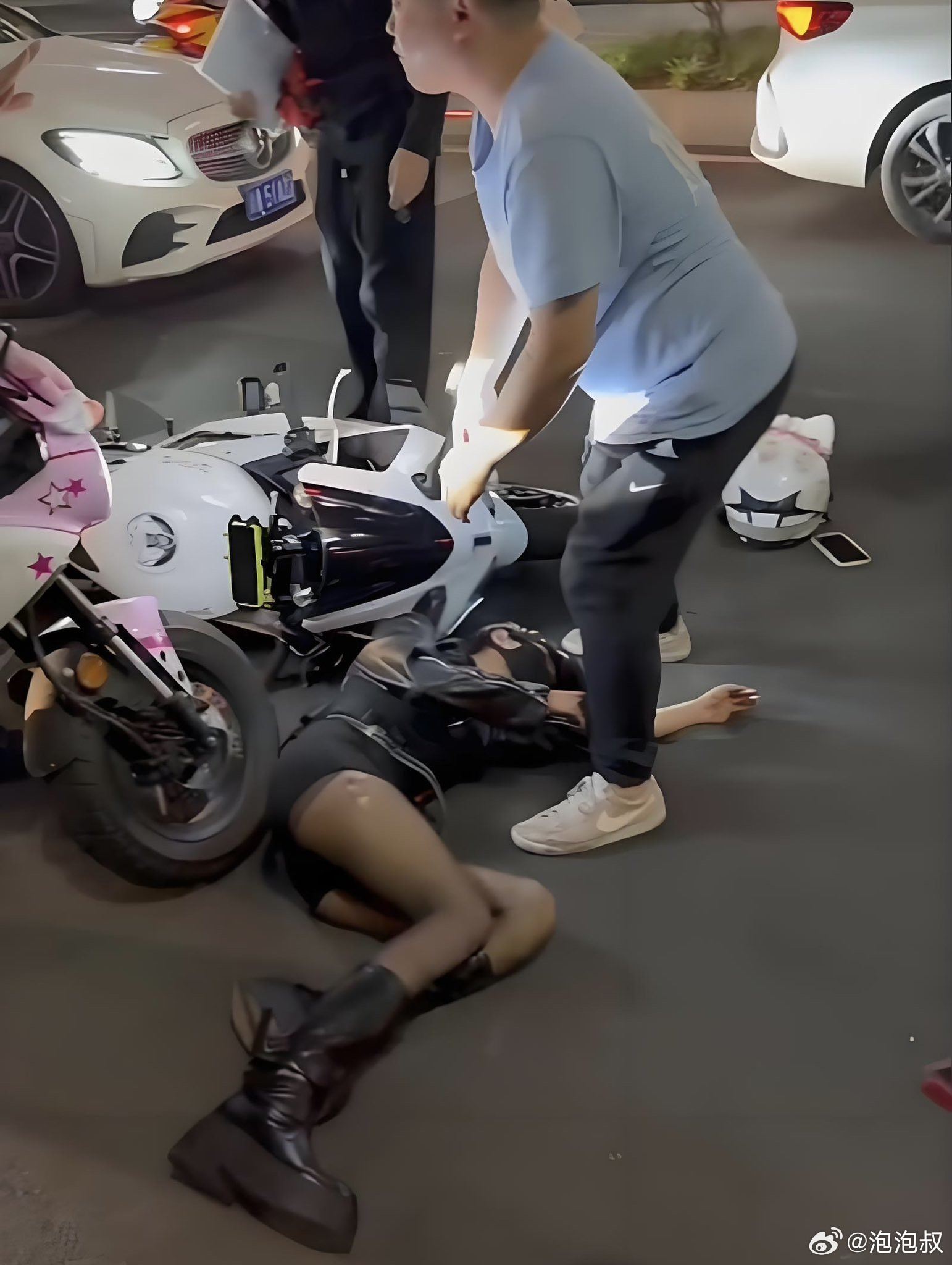 出事的女骑有一个共同点：超速、逆行、护具不规范，并且专注于拍摄毫无意义、虚假的飒