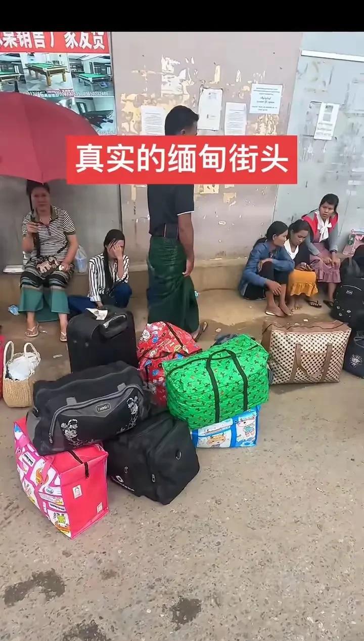 真实的缅甸街头，和偏远地区的乡镇差不多，不知道为什么会有那么多人相信那地方能有高