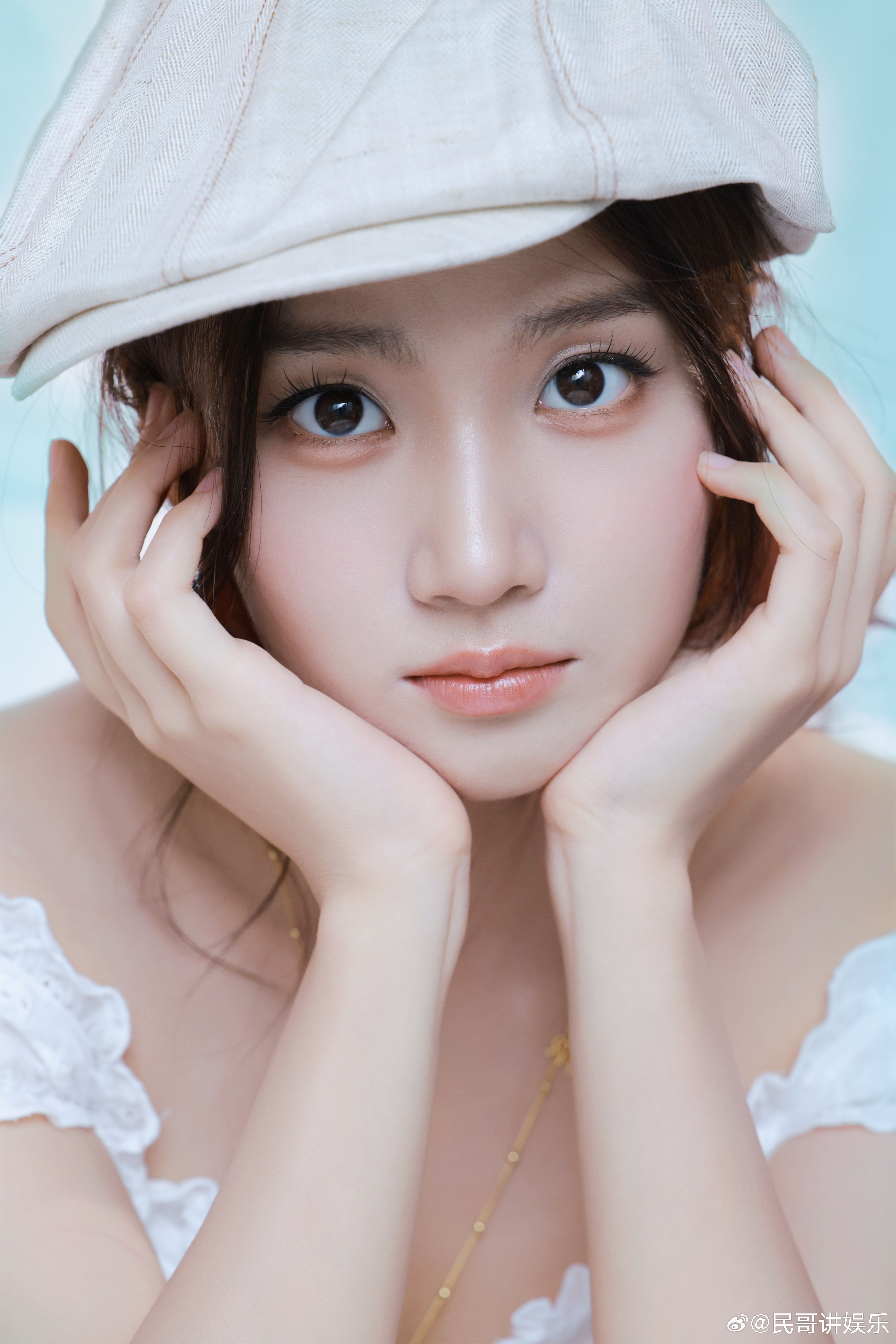 卢昱晓昨天妈妈今天辣妹清冷、温柔、酷飒、火辣，这些标签都能在卢昱晓身上找到。她