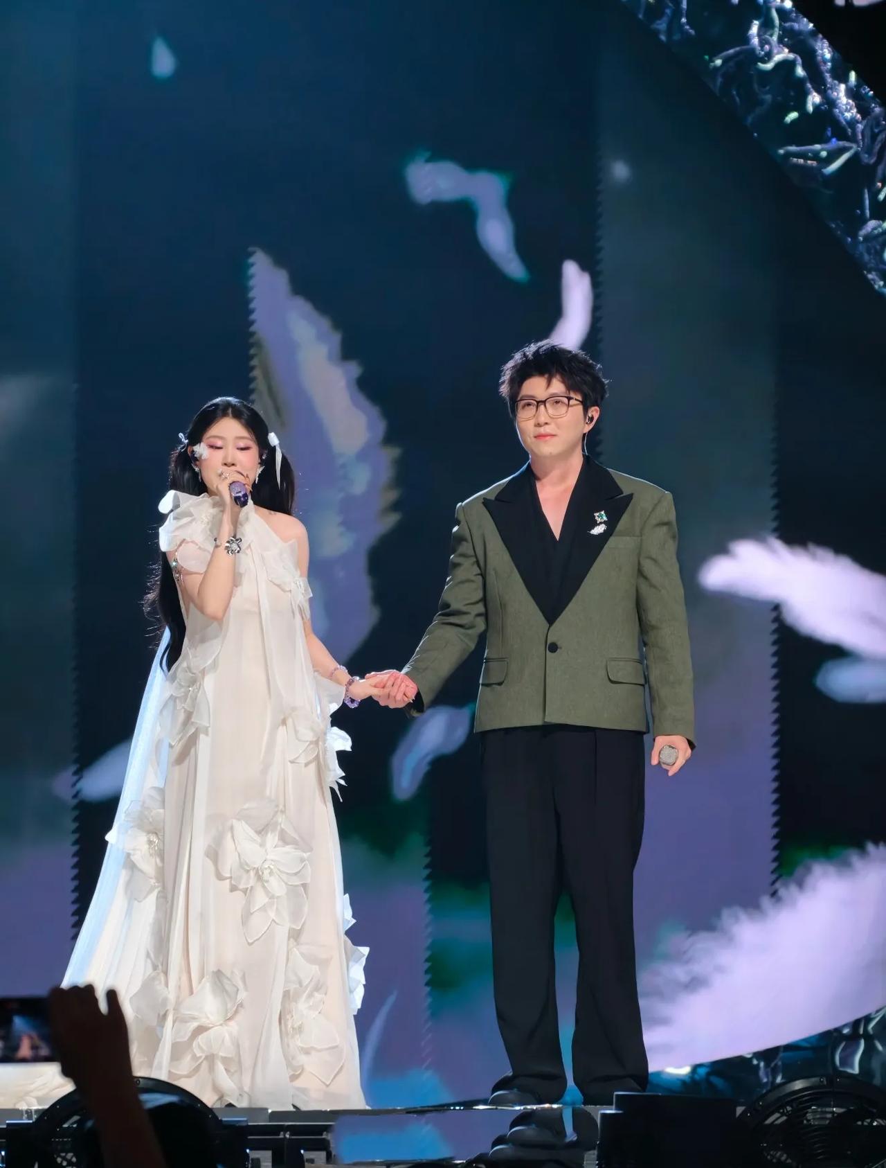 沈佳润发文向毛不易致歉！2026年江苏卫视跨年晚会上，18岁的沈佳润与毛不易合