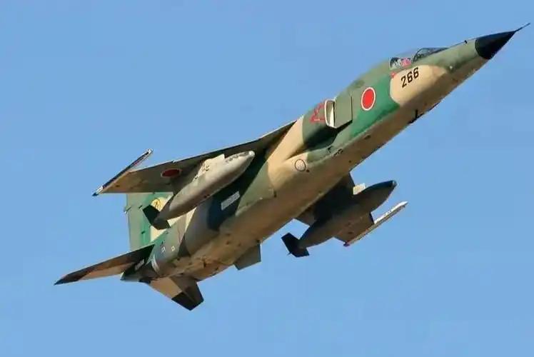 一架日本战机向关岛外海的美国靶船发射反舰导弹。 日本航空自卫队一架F2a战斗